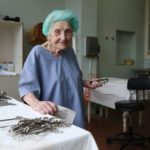 La increíble historia de Alla Levushkina, la cirujana de 90 años que se niega a jubilarse