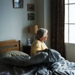 Conoce los riesgos de la soledad en las personas mayores en verano