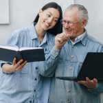 Iniciativas para combatir la soledad de las personas mayores