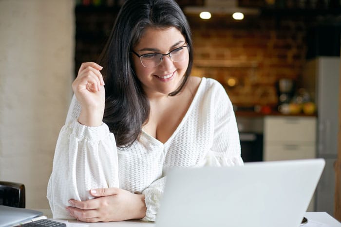 trabajar cuidando personas mayores